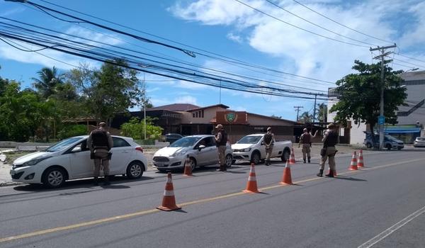 Carreata a favor da reabertura do comércio é interrompida por policiais em Lauro de Freitas