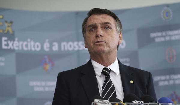 "Tem mulher apanhando em casa, o cara quer trabalhar", diz Bolsonaro ao defender fim do isolamento