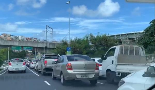 Idosos enfrentam longas filas para a vacinação contra gripe na Arena Fonte Nova; veja vídeo 