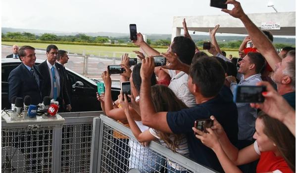 Jornalistas abandonam coletiva de Bolsonaro em Brasília após sofrerem insultos; assista 