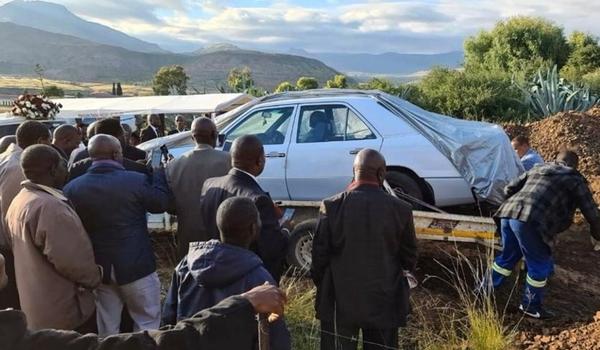 Político morre e é enterrado dentro de seu carro importado na África do Sul 