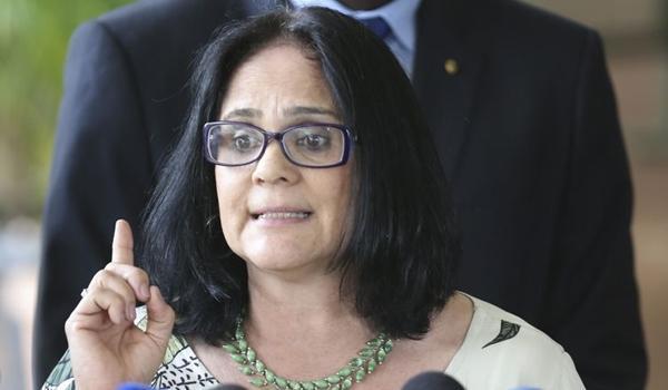 Ministra Damares contraria Bolsonaro e sugere home office a profissionais do sexo