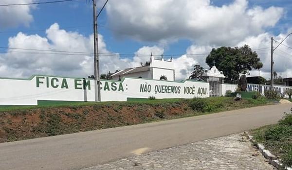 Cidade baiana faz campanha contra o coronavírus em muro de cemitério; "não queremos você aqui"