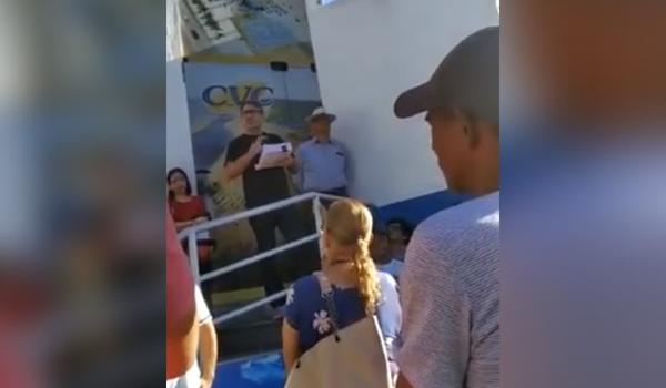 Vídeo sobre demissões em agência de Porto Seguro viraliza e até filho de Bolsonaro é enganado; entenda