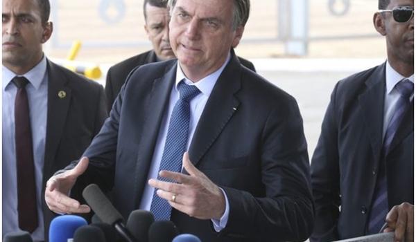 Bolsonaro diz que país não aguenta três meses parado e compara vírus à chuva: "vai molhar 70% de vocês" 