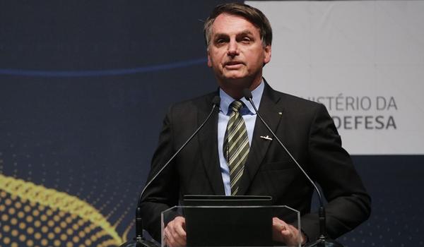 Bolsonaro é denunciado  por crime contra a humanidade após minimizar letalidade do Covid-19