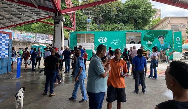 Caminhão oferece serviços de lavagem  de roupas para pessoas em situação de rua em Salvador