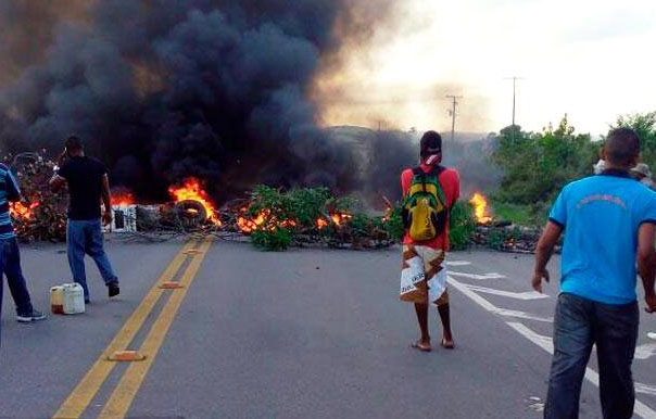 Manifestantes interditam a BA-001 no entroncamento de Salinas da Margarida