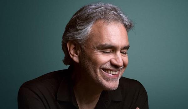 No domingo de Páscoa, cantor italiano Andrea Bocelli transmite show ao vivo da Catedral de Milão