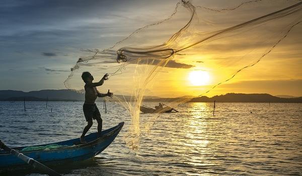 Acesso a algumas praias de Salvador permanece limitado a pescadores; bloqueios são fiscalizados