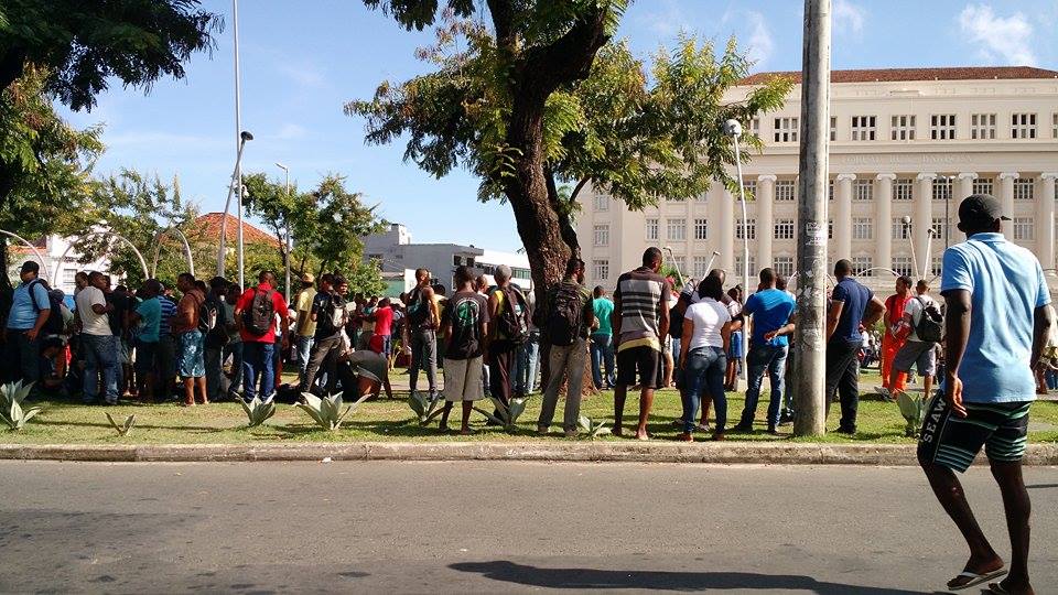 Trabalhadores da construção pesada realizam assembleia para definir fim de paralisação