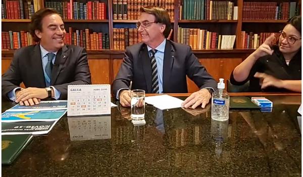 Em live, Bolsonaro dá 'indireta' a Mandetta: "Paciente pode trocar de médico" 