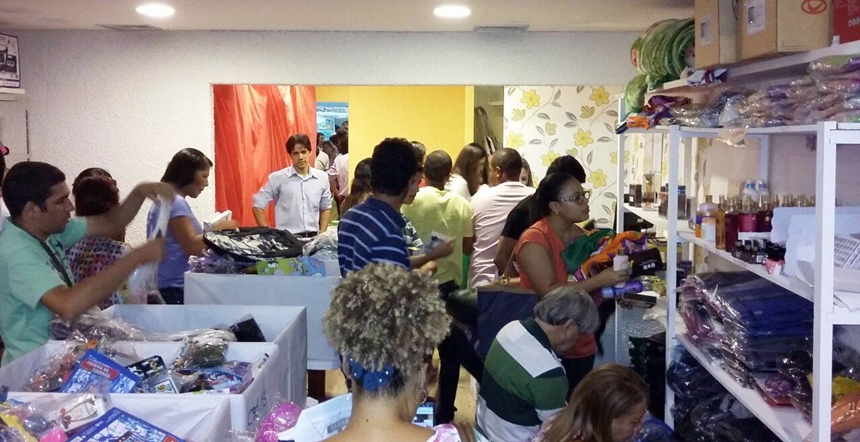 Bazar de instituição oferece produtos pela metade do preço em shopping de Salvador