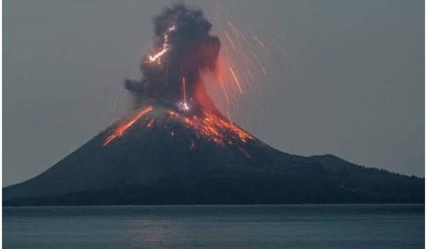 Vulcão Krakatoa entra em erupção na Indonésia; explosão foi ouvida a 150 km do vulcão