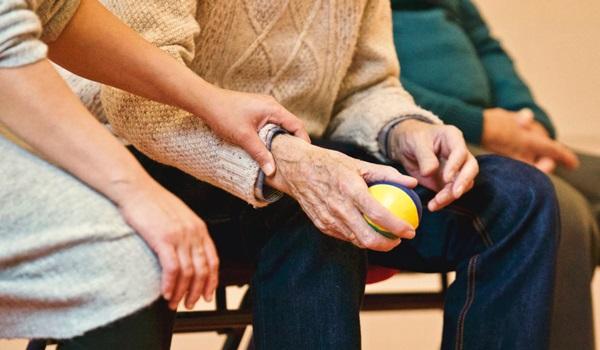 Dia de Conscientização da Doença de Parkinson é lembrado neste sábado