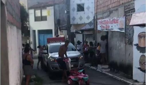 Vídeo mostra confusão durante entrega de peixes da Cesta de Páscoa em Camaçari; "isso é roubo"