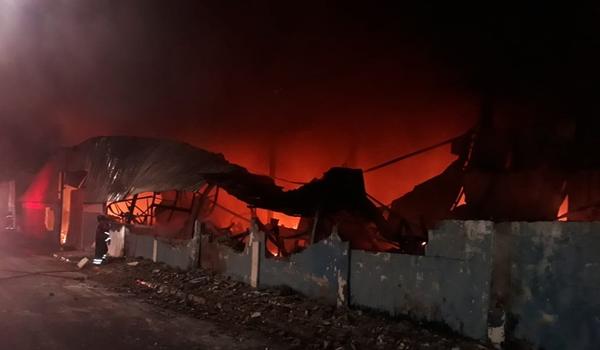 Fábrica de reciclagem é atingida por incêndio em Camaçari; não há registro de feridos