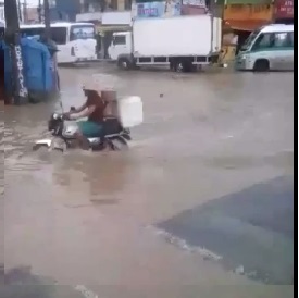 Chuva provoca alagamento de ruas em Paripe; moradores protestam 