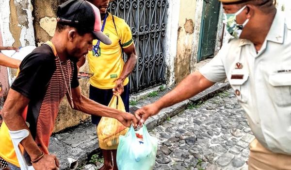 Polícia Militar distribui 1,5 tonelada de alimentos para famílias carentes no Centro Histórico de Salvador