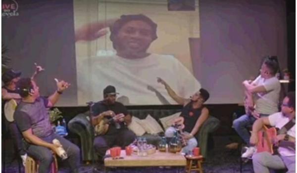 Detido em prisão domiciliar,  Ronaldinho Gaúcho aparece em live do grupo Revelação; assista