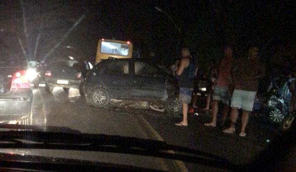 Acidente entre dois veículos deixa pelo menos três feridos na Estrada do Derba