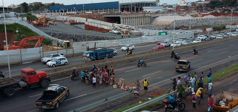 Manifestantes voltam a interditar trânsito na região do viaduto da Estação Pirajá