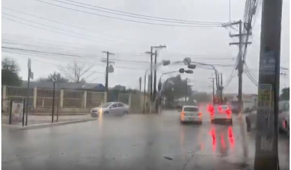 Vídeos mostram Avenida ACM completamente alagada nesta segunda-feira; previsão é de que o mau tempo continue 