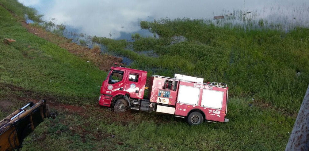 Caminhão do Corpo de Bombeiros tomba na Avenida Paralela