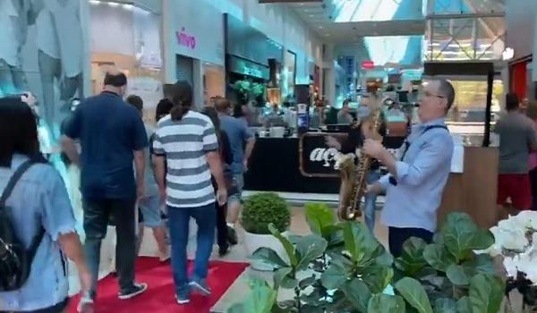 Shopping em Blumenau reabre com apresentação musical, mas registra aglomerações; veja vídeos