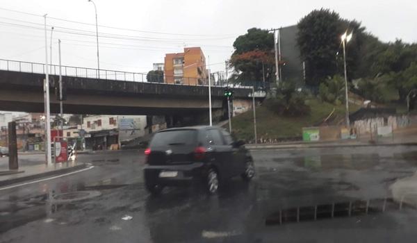 Chuva intensa em Salvador deixa várias vias da cidade alagadas; confira