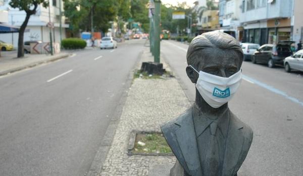 Estátuas do Rio de Janeiro amanhecem usando máscaras para conscientizar o uso obrigatório do objeto