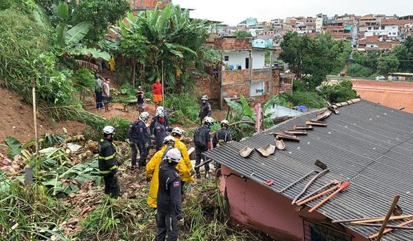 Cinco pessoas ficam soterradas após deslizamentos em Águas Claras; mulher é localizada sem os sinais vitais 