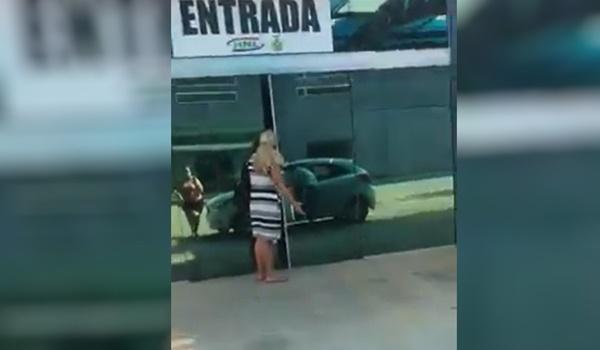 Vídeo mostra filho implorando para que a mãe seja atendida na porta de hospital; vítima não resistiu