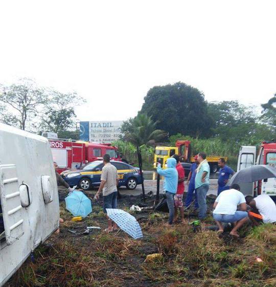 Itajuípe: acidente com micro-ônibus deixa uma pessoa morta e 16 feridas na BR-101