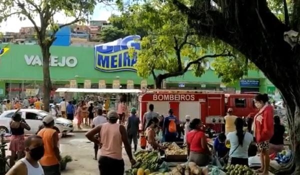 Teto de supermercado desaba e causa aglomeração em Ilhéus; veja vídeo