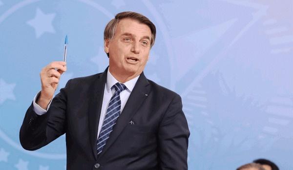 Bolsonaro diz que ainda não nomeou novo ministro da Justiça porque falta "tinta na caneta bic"