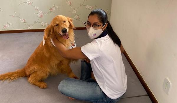 Cão terapeuta visita unidade de saúde da PM em Vitória da Conquista