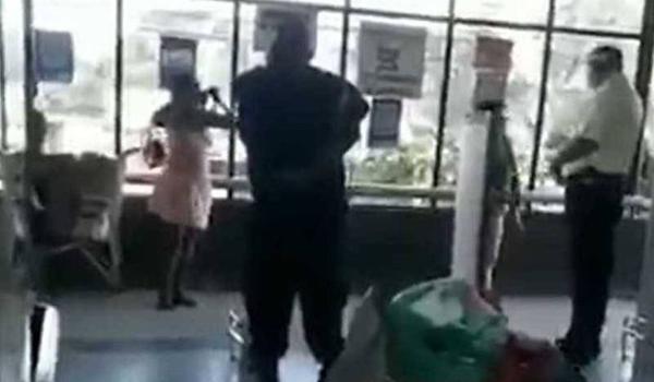 Após ser impedida de entrar em supermercado, mulher tira calcinha e usa como máscara de proteção