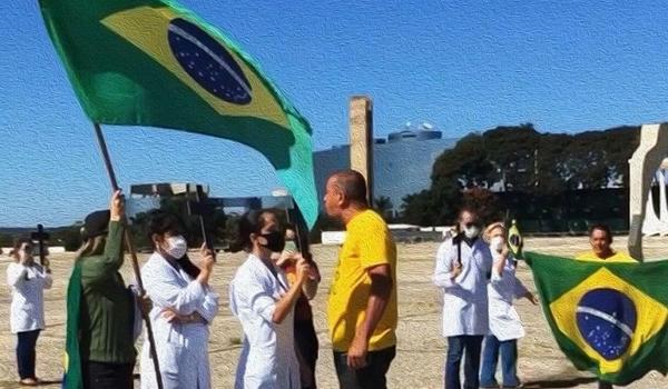 Apoiadores de Bolsonaro atacam profissionais de saúde durante protesto; assista