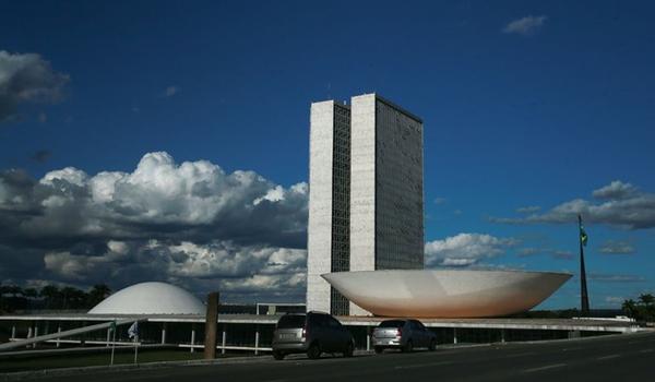 Senado aprova projeto de ajuda aos estados e municípios de R$ 120 bilhões com congelamento de salários