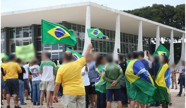 Bolsonaro diz que "algum maluco" atacou jornalistas durante ato na frente do Alvorada 