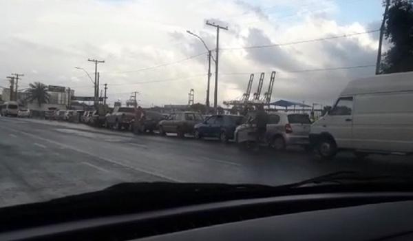 Condutores de veículos enfrentam longa fila para embarcar no ferry nesta terça em Salvador