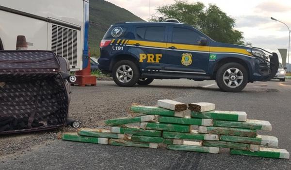 Dupla é presa em Jequié transportando 17 quilos de maconha em ônibus de turismo 