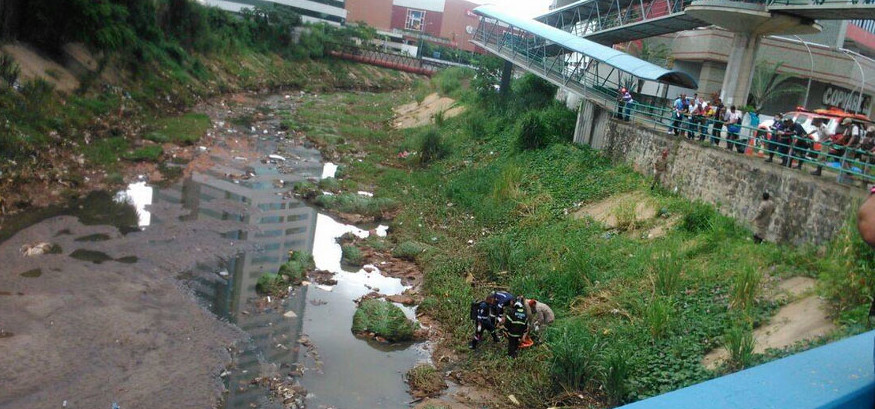 Homem cai em córrego na Avenida Tancredo Neves