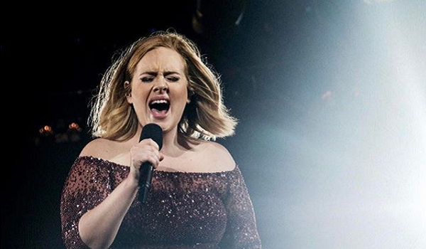 Adele aparece visivelmente mais magra em primeira foto de 2020 e divide opiniões 