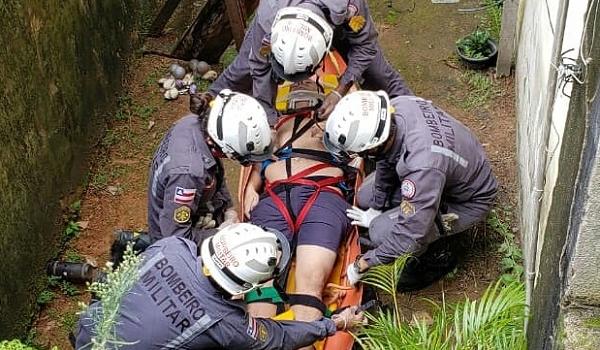 Bombeiros resgatam homem que caiu de altura de 8 metros após piso ceder; vídeo