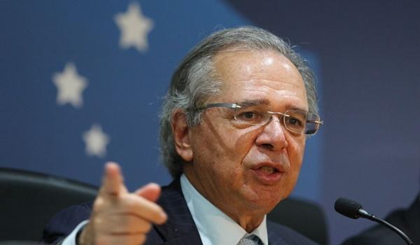 "Economia começando a colapsar", diz Paulo Guedes durante caminhada ao lado de Bolsonaro e empresários