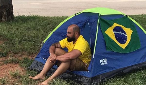 Bolsonarista viaja 1400 Km de carro para ver presidente no Alvorada; "vim por causa de Neto e Rui"