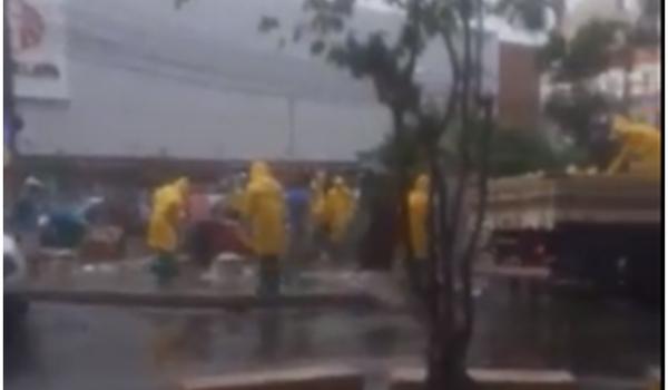 Vídeo mostra ação da Prefeitura para retirar ambulantes do Centro de Salvador; assista 