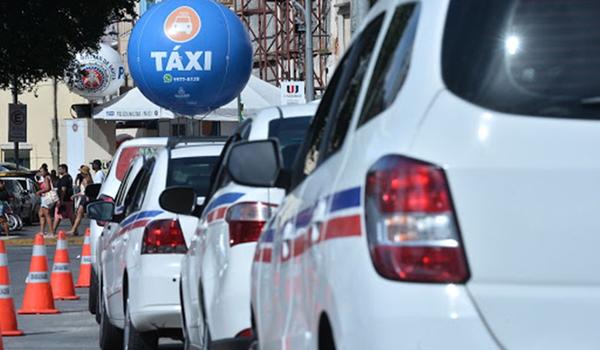 Cerca de 15 taxistas já morreram vítimas de coronavírus em Salvador, diz associação 